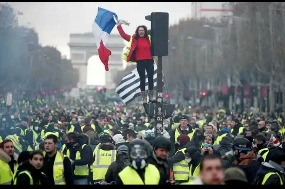 Panorama Flitsend opschorten Waarom de gele hesjes zich door Macron niet in de luren laten leggen |  Solidair