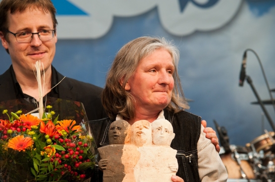 Christine Mahy van het Waals netwerk van de strijd tegen armoede neemt de prijs Solidair in ontvangst op ManiFiesta 2013. (Foto Solidair, Antonio Gomez Garcia)