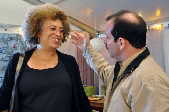 Fernando González, een van de eerder al vrijgelaten Cuban Five, ontmoette Angela Davis, icoon van de antiracistische en feministische strijd in de VS, tijdens de recentste editie van het solidariteitsfeest ManiFiesta, in Bredene. (Foto Solidair)