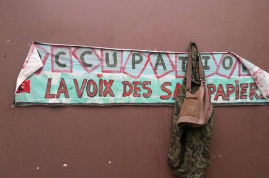 Foto Youssef Handichi, tijdens een solidariteitsbezoek van de PVDA en haar jongerenbeweging Comac aan de bezetting in Molenbeek.