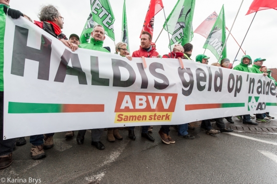 “Haldis geld op ‘n ander”, is de boodschap van ACV en ABVV aan de regering. (Foto Solidair, Karina Brys)