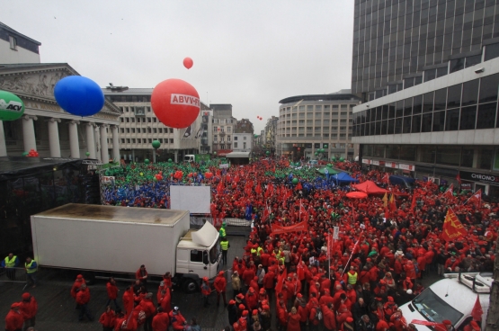 Op 19 maart kwamen een tienduizend vakbondsmilitanten samen op het Muntplein in Brussel. (Foto Solidair, Dieter Boone)