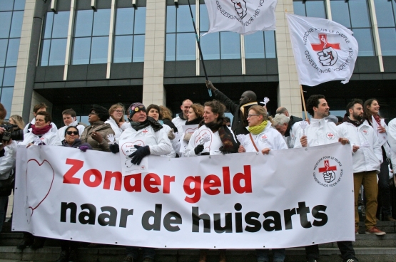 Geneeskunde voor het Volk voerde eind maart actie voor gratis eerstelijnszorg voor het kabinet van minister van Volksgezondheid Maggie De Block. (Foto Solidair, Martine Raeymaekers)