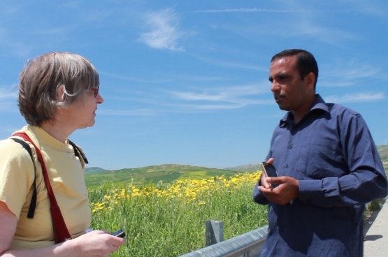 Dr. Claire Geraets in gesprek met de Pakistaanse vluchteling, en ingenieur, Irfan. (Foto Solidair, Frank Sonck)