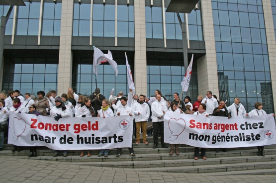 Op 26 maart lanceerde Geneeskunde voor het Volk haar de campagne “Zonder geld naar de huisarts”. Het is onaanvaardbaar voor een land met zoveel rijkdom als het onze dat zoveel mensen om financiële redenen een bezoek aan de huisarts uitstellen. (Foto Solidair, Martine Raeymaekers)