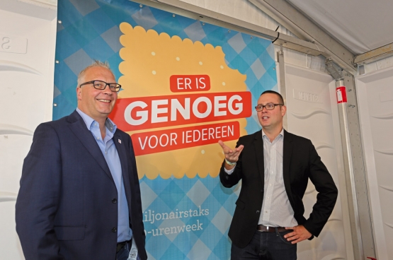 PVDA-voorzitter Peter Mertens en federaal volksvertegenwoordiger Raoul Hedebouw lanceerden de nieuwe PVDA-campagne op ManiFiesta. (Foto Solidair, Salim Hellalet)