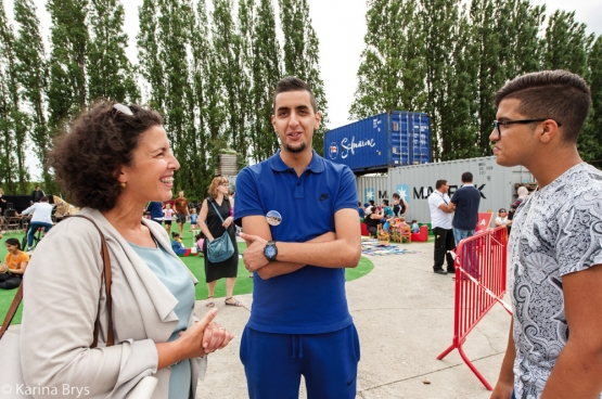 Zohra Othman (PVDA), schepen van Jeugd in Borgerhout, in gesprek met jongeren op een pleintje. (Foto Solidair, Karina Brys)