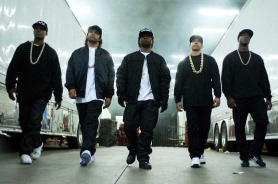 De biopic Straight Outta Compton handelt over de geschiedenis van de legendarische rapgroep N.W.A. De film brak in de VS bezoekersrecords. (Beeld uit de film Straight Outta Compton)