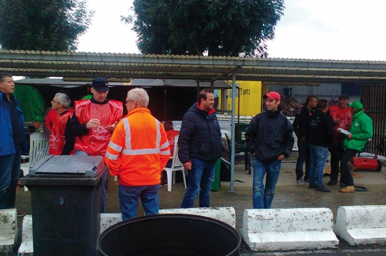 Na een week staken werd een nieuw akkoord bereikt, dat door 108 van de 112 werknemers van afvalintercommunale DDS-Verko werd aanvaard.  (Foto Solidair, Alexander Van Ransbeeck)