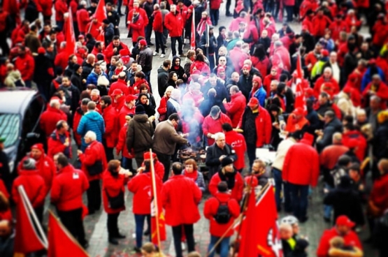 De piketten in Luik kregen ook solidariteitsbezoek uit het noorden van het land. “Proficiat. Jullie strijdlust is een voorbeeld voor ons.” (Foto Solidair, Maxime Liradelfo)