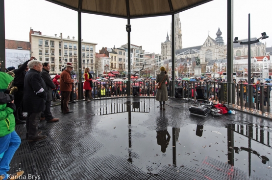 “Uitzonderingsmaatregelen om het terrorisme te bestrijden moeten uitzonderingen blijven”, zegt Alexis Deswaef. Foto: de wake tegen oorlog en terreur die burgerbeweging Hart boven Hard organiseerde in antwerpen op 22 november. (Foto Solidair, Karina Brys) 