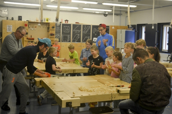 Op het gemeenschappelijke programma staan wiskunde en taal, maar ook houtbewerking en kook- en huishoudkunde. (Foto Solidair, Bruno Bauwens)