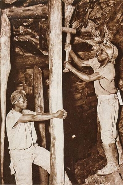 Het was in deze mijn van Shinkolobwe in Congo dat de uranium gedolven werd waarmee de Amerikanen de atoombom maakten die ze op Hiroshima wierpen. (Foto Het geheugen van Congo, de koloniale tijd, uitg. Snoeck) 