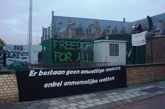 Actie aan het gesloten centrum van Brugge in 2012. (Foto Indymedia)