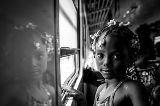 (Foto Rosalie Colfs) Deze fotograaf zette samen met dichter Alexandre Popowycz een project op rond de trein die na 15 jaar buiten dienst te zijn geweest, sinds augustus vorig jaar opnieuw Kinshasa met de havenstad Matadi verbindt. (365 km). Voor meer informatie over dit project “Kinshasa-Matadi Express” en een manier om het te steunen, surf naar www.kisskissbankbank.com/kinshasa-matadi-express 