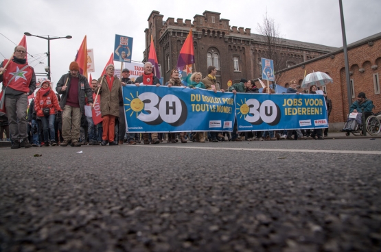 Tijdens de Grote Parade van Hart boven Hard riep de PVDA op tot invoering van de 30-urenweek als oplossing voor werkbaar werk voor iederen. (Foto Solidair, han Soete)