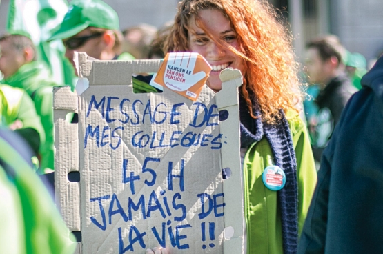 Door de hervorming kan je baas je, bijvoorbeeld, zes maanden lang 45 uur per week laten werken en dan zes maanden lang 31 uur per week. De getuigenis van mensen die al in zo’n systeem werken doen het ergste vrezen. Daarom voerden de vakbonden in april al actie.. (Foto Solidair, Salim Hellalet)