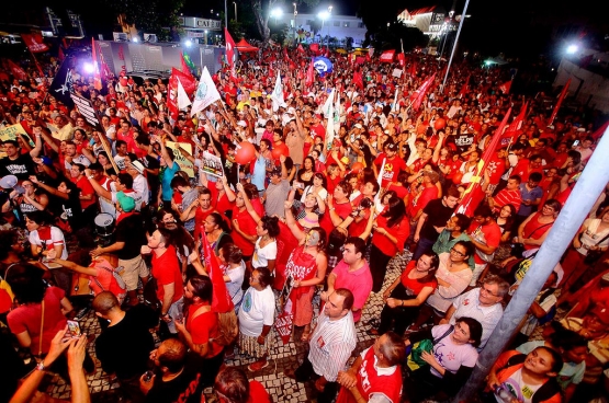 Sinds het begin van de crisis in Brazilië zijn de steunmanifestaties aan het adres van de Arbeiderspartij en president Dilma Rousseff niet te tellen. Hier een manifestatie in Fortaleza, waar op 31 maart 50.000 mensen samenkwamen. (Foto Chico Gomes, PCdoB Ceará / Flickr)