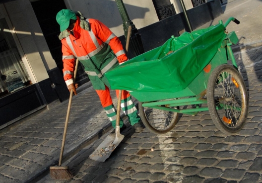 "Zo verdwijnen er bij de groendienst en bij de stadsreiniging in verschillende steden honderden jobs voor laaggeschoolden." (Foto Solidair, Vinciane Convens)