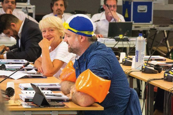 Molenbeeks PVDA-gemeenteraadslid Dirk De Block in zwemplunje op de gemeenteraad. (Foto Solidair, Bruno Bauwens)