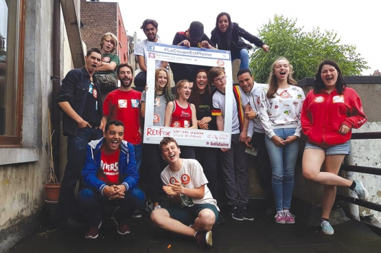 De groep jongeren die voor dag en dauw opstonden om hun solidariteit te betonen met stakende werknemers. Overal werden ze hartelijk ontvangen. Hun steun werd gewaardeerd. (Foto Solidair, Julien Ribaudo)