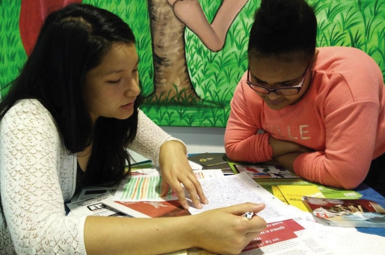 De “Boost Days”, dat is samen studeren, in alle rust en begeleid door vrijwillige leraars, die de jongeren helpen voor alle vakken. (Foto Solidair, Elisabeth Mertens)