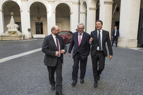 Eerste minister Matteo Renzi (rechts) met Jean-Claude Juncker, de voorzitter van de Europese Commissie, en Martin Schulz, de voorzitter van het Europees Parlement. De Italiaanse verkiezingen tonen aan dat het volk het establishment grondig wantrouwt. (Foto Palazzo Chigi / Flickr)