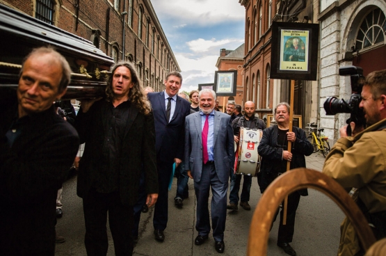 Op 17 organiseerden activisten van het collectief RIP Caermersklooster in Gent de “begrafenis” van het democratische cultuurbeleid.  (Foto Solidair, Evy Menschaert)