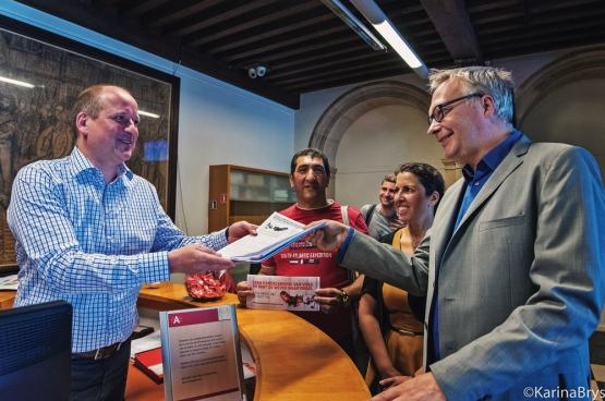 1.254 mensen ondertekenden de PVDA-petitie tegen de handelsmissie naar Israël. (Foto Solidair, Karina Brys)