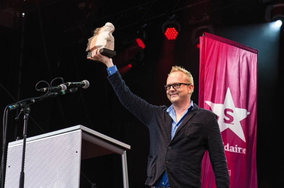 “Wij hopen echt dat ons onderzoekswerk niet voor niets is geweest en dat er gevolgen zullen zijn”, sprak prijswinnaar Kristof Clerix op ManiFiesta. (Foto Solidair, Dieter Boone)