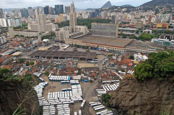 Providencia, waar de oudste favela van Brazillië is geboud, ligt naast het treinstation Central Do Brasil, midden in de stad. (Foto Raf Custers)