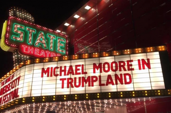 Michael Moore gaf in de Democratische voorverkiezingen al zijn steun  aan de linkse Bernie Sanders. Nadat Clinton werd genomineerd, zette de regisseur zich in om de leugens van Donald Trump te ontmaskeren, onder andere in een film. (Foto Michael Moore / Facebook)