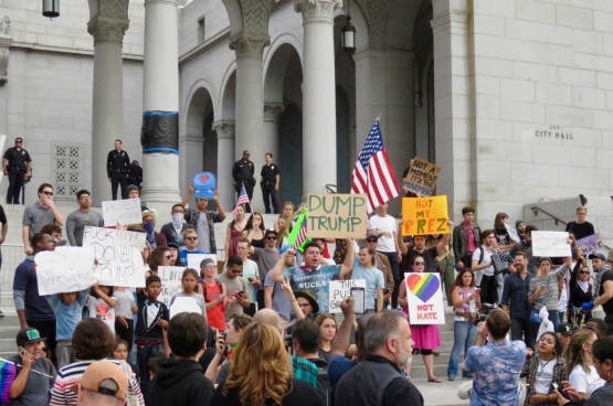 Zaterdag stapten minstens 10.000 mensen in Los Angeles op in de grootste anti-Trumpbetoging tot nu toe. (Foto waltarrrrr / Flickr)