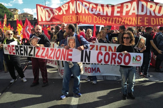 Op 22 oktober kwamen in heel wat Italiaanse steden mensen op straat voor de “No Renzi Day”, zoals hier in Rome. (Foto Alessio Brancaccio / Facebook)