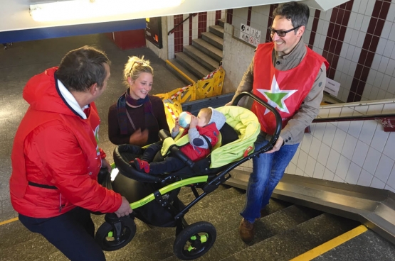 PVDA Hasselt helpt jonge ouders met kinderwagen, zwaarbepakte reizigers en ouderen de trap op in het station van Hasselt, waar de hoofdroltrap lange tijd kapot was. (Foto PVDA Limburg) 