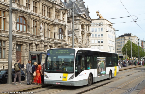 Deter stapel in het midden van niets De Lijn en het einde van de basismobiliteit | Solidair