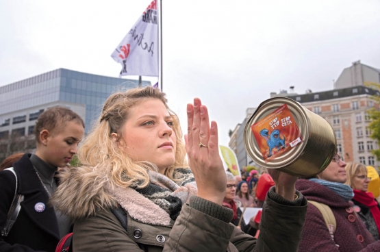 Op 27 oktober was er in Brussel een manifestatie tegen CETA. De betogers wilden druk uitoefenen op de Waalse en Brusselse regeringen om hun verzet vol te houden. (Foto Solidair, Vinciane Convens)