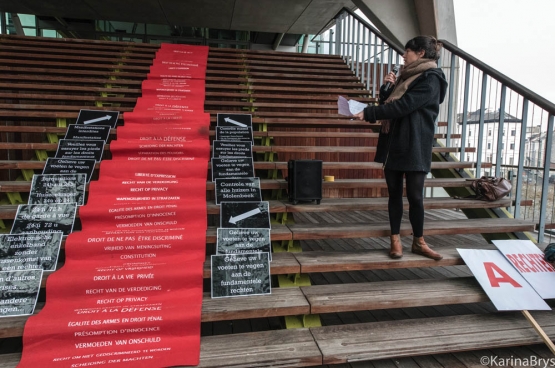 Op 9 december, de dag voor de Internationale Dag van de Rechten van de Mens, voerden progressieve organisaties van advocaten en juristen actie (hier in Antwerpen) om te wijzen op het belang van onze democratische rechten en vrijheden. (Foto Solidair, Karina Brys)