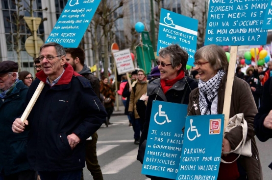 Maria McGavigan (midden). Geconfronteerd met het autisme van een van haar kleinzonen, zette ze zich ook in als actief lid van een actiegroep die strijdt tegen het gebrek aan opvangplaatsen voor personen met een handicap. (Foto familie McGavigan)