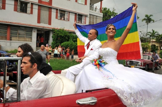 Huwelijk tussen een transseksueel en een homoseksueel in Cuba. (Foto Globovision / Flickr)