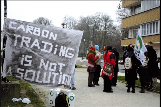 Activisten bij een promultinationallobby. (Foto DeWereldMorgen)