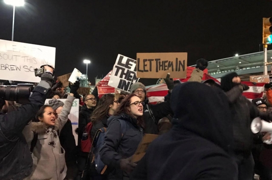 Protest aan JFK airport in New York. (Foto Beverly Yuen Thompson / Flickr)