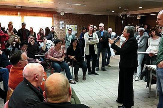 De OCMW-voorzitter schort de zitting op, dus houden PVDA+-raadsleden Riet Verspreet en Karel Van Bever maar een volksvergadering om nieuwe acties voor te bereiden. (Foto Solidair, Dirk Goemaere)