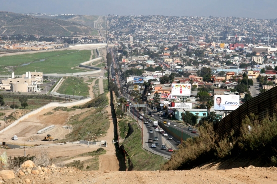 De grens tussen de VS (links) en Mexico (rechts). “De Mexicaanse politieke partijen haten elkaar, maar verenigen zich nu tegen Trump”, zegt Vargas. (Foto Gordon Hyde / Wikimedia)