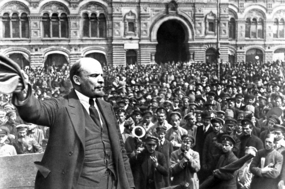 Lenin spreekt op 20 maart 1920 op het plein voor het Bolshoi theater in Moskou.