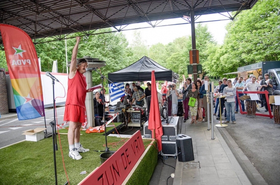 Luk Vandenhoeck op zijn afscheidspiket aan de VRT, waar hij voorzitter was van de ACOD-ploeg. (Foto Solidair, han Soete)