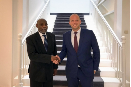 Staatssecretaris Theo Francken samen met de ambassadeur van Soedan bij de EU, Motrif Siddiq Ali. (Foto Belga)