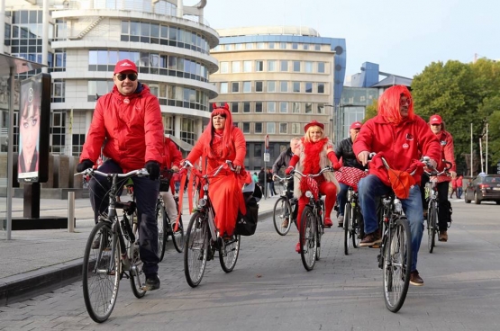 In Gent trok het personeel van de openbare diensten per fiets naar het stadcentrum om de bevolking te informeren. (Foto Solidair, Dieter Boone)