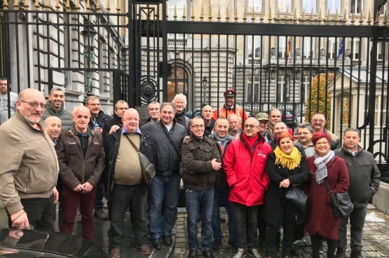 Een groep bruggepensioneerden uit heel het land bezoekt samen met PVDA-volksvertegenwoordigers het federale parlement. Ze willen de stemming bijwonen over €100 per maand inleveren op hun pensioen. (Foto Solidair, Benjamin Pestieau)