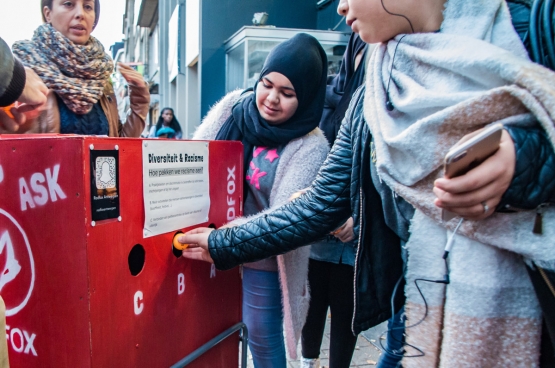 In plaats van een burgemeester die migranten met de vinger wijst en stigmatiseert, vinden wij dat de oplossing ligt bij het samenbrengen van mensen in diversiteit.  (Foto RedFox)